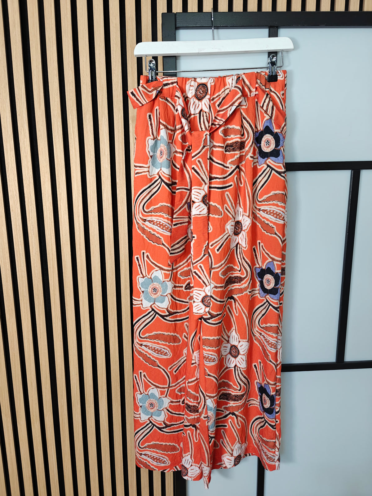 Hanging trousers with floral design 