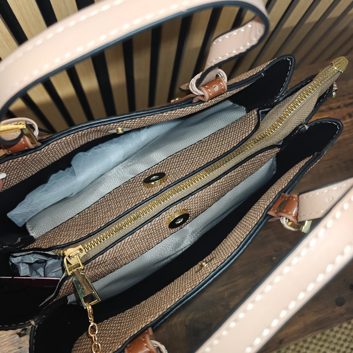 Inside Delphine tote bag zip compartment and 2 compartments with magnetic clasp 