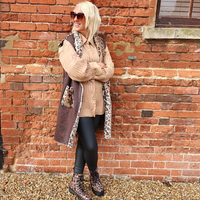 This luxurious suede-effect gilet features a plush animal fur lining that elevates both style and warmth. Designed for sophistication and practicality