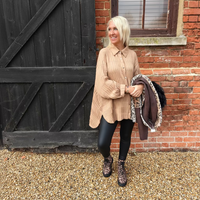 This luxurious suede-effect gilet features a plush animal fur lining that elevates both style and warmth. Designed for sophistication and practicality