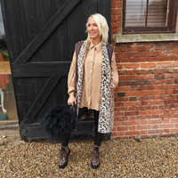 This luxurious suede-effect gilet features a plush animal fur lining that elevates both style and warmth. Designed for sophistication and practicality