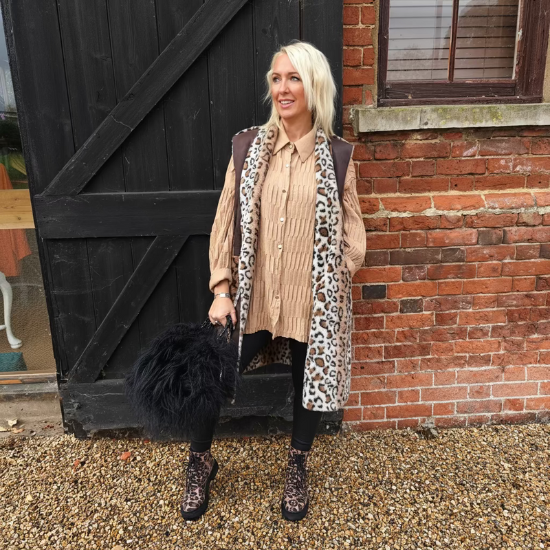 This luxurious suede-effect gilet features a plush animal fur lining that elevates both style and warmth. Designed for sophistication and practicality