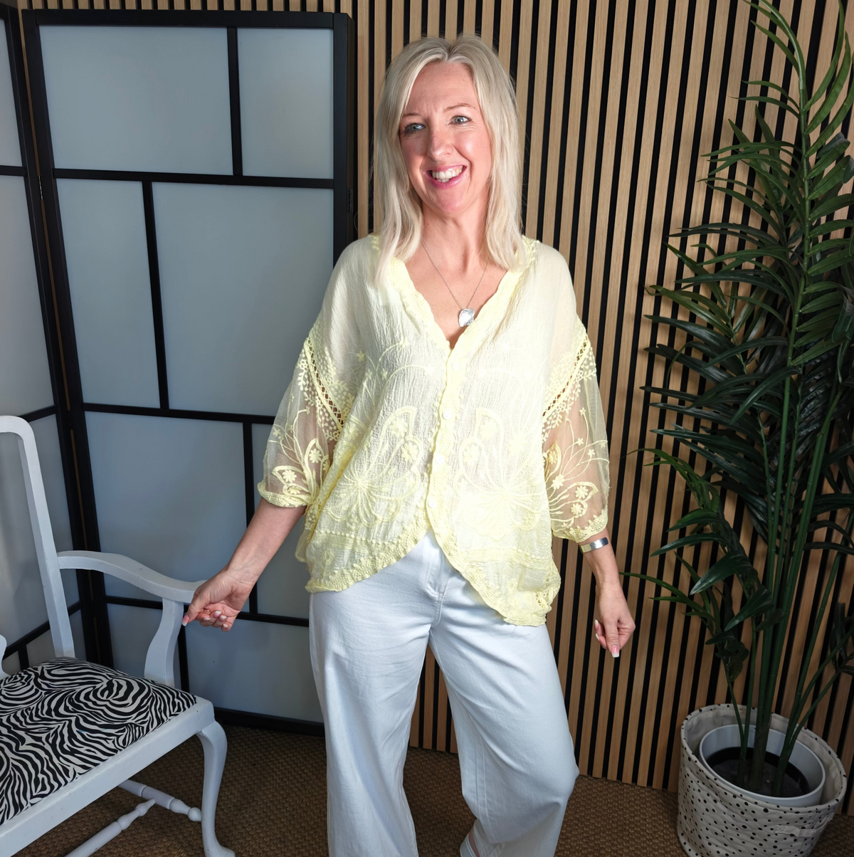 Lemon lavecytop with white trousers 