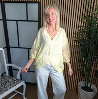 Lemon lavecytop with white trousers 