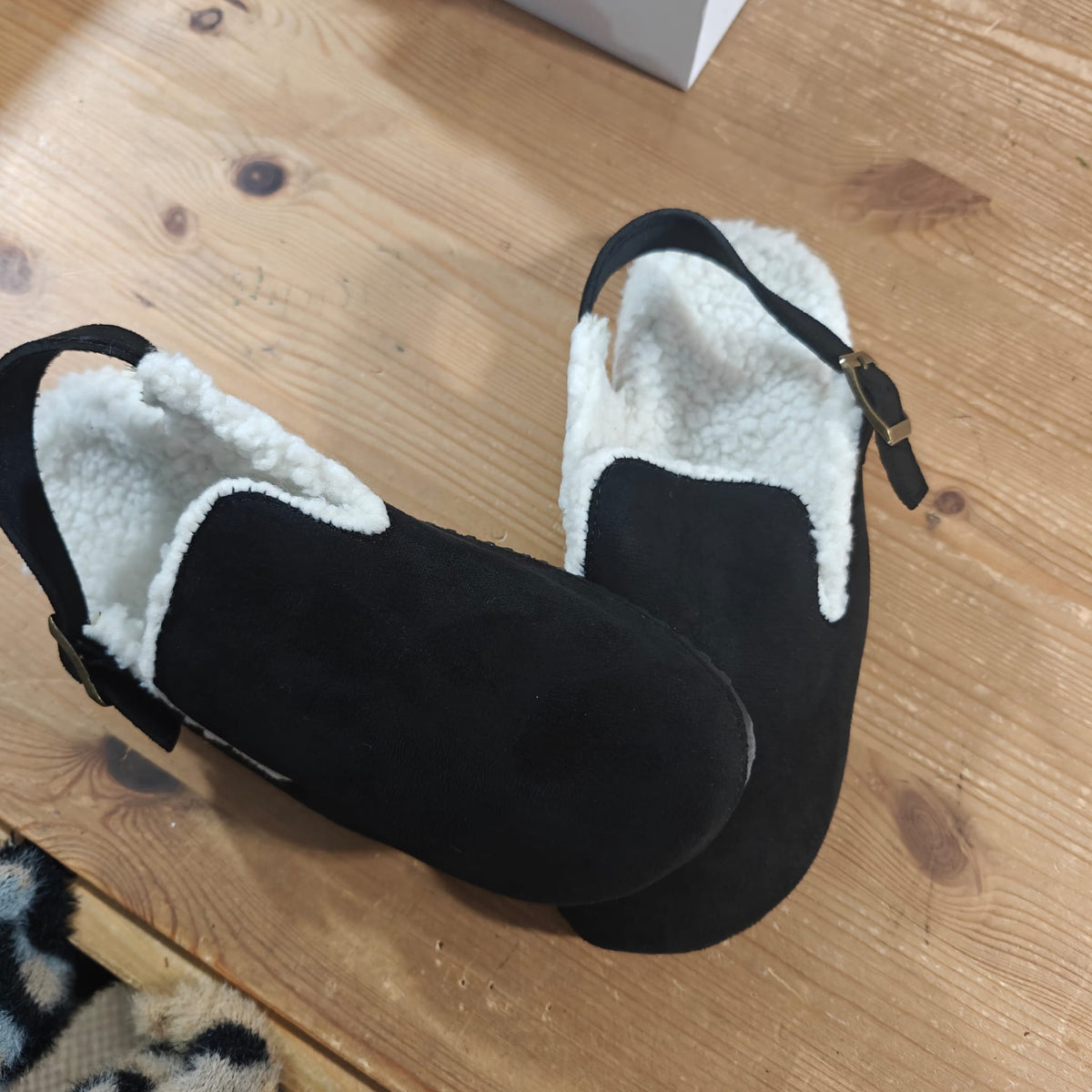Victoria  Comfy Slippers - Black
